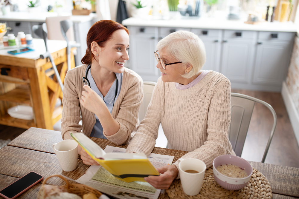 Trained staff delivering specialized memory care assisted living services for seniors with Alzheimer’s disease in Aberdeen